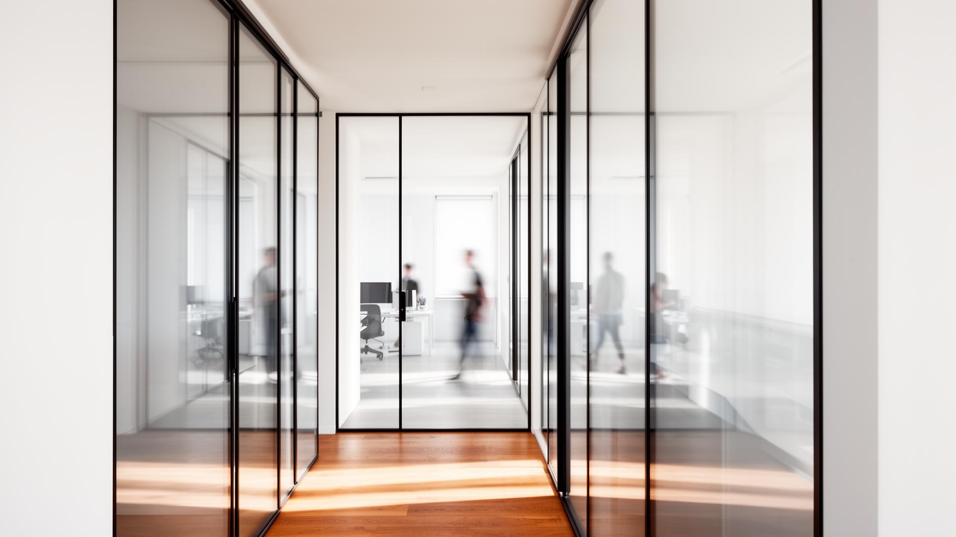 Modernes Büro mit Ganzglas-Systemtrennwänden von Die Objekteinrichtung